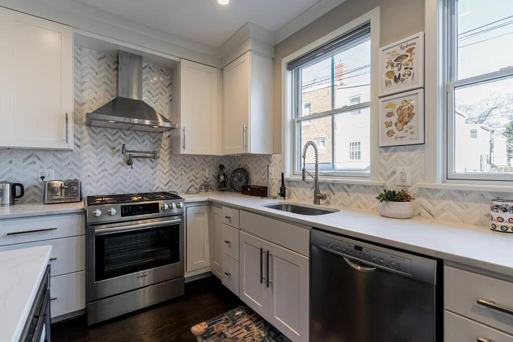 Apartment Bougainvillea Dc 2 Bedrooms 2 Bathrooms Den With Twin Sofa Bed And Queen Sofa Bed In Living Washington